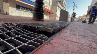 Denuncian peligro para peatones por rejillas de alcantarillas dañadas 