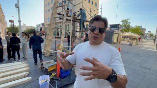 Montan estudiantes del Isad pabellón para brindar sombra en el centro 