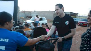 Organiza diputado función de cine al aire libre para familias de Carrizalillo