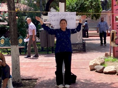 Se ata Dionisia Chaparro a la Cruz de Clavos frente a Palacio