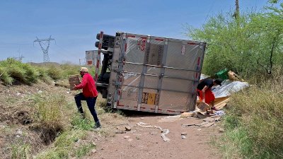 Vuelca tráiler cargado con queso crema en carretera a Delicias