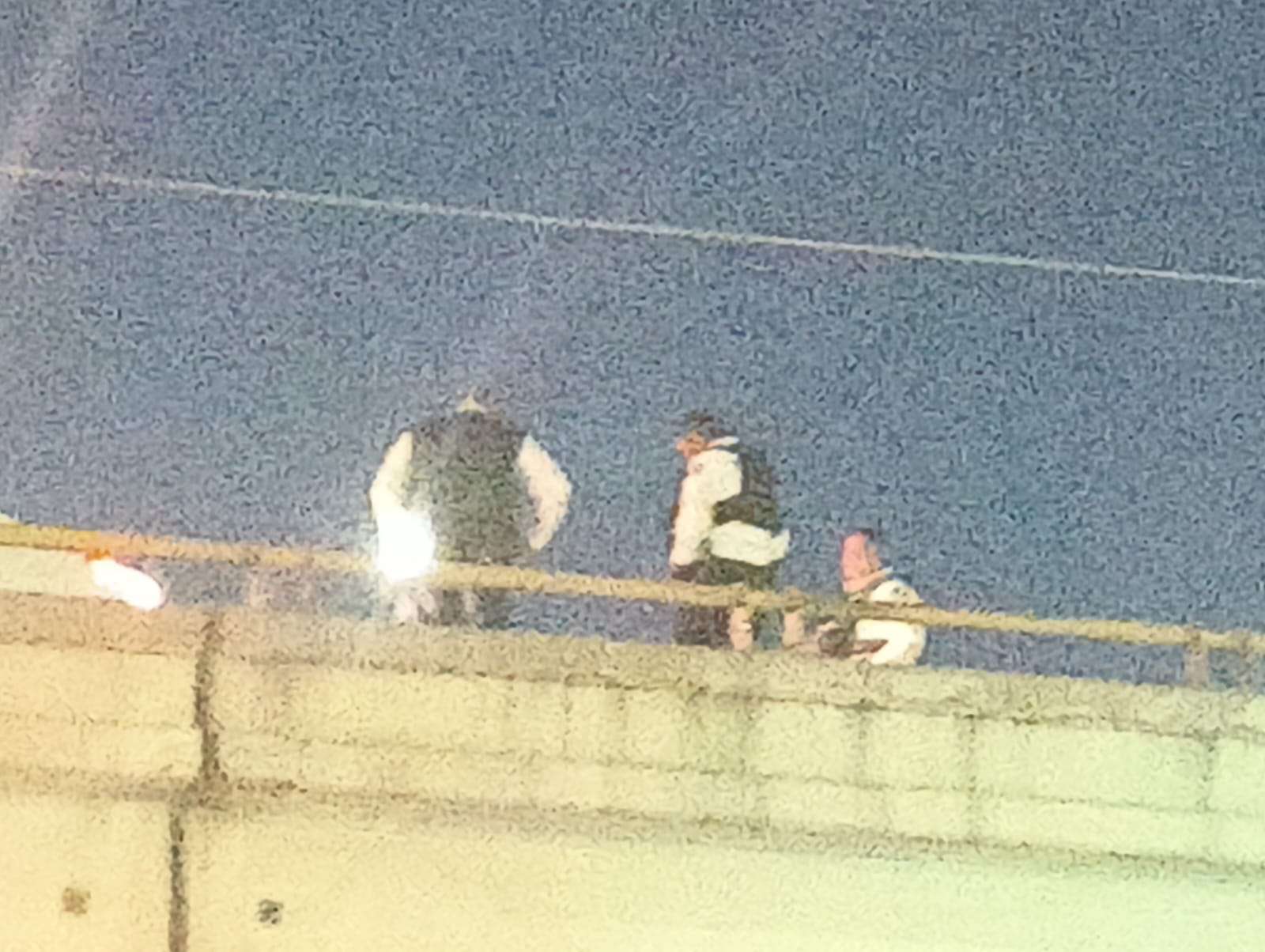 Rescatan agentes viales a mujer que intentaba lanzarse de un puente