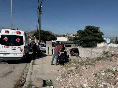 Rescatan a mujer atrapada en zanja de 3 metros 