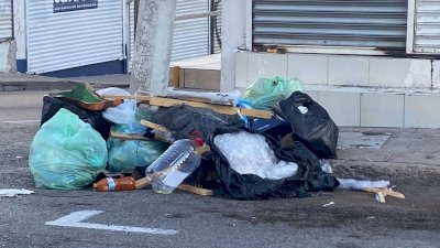 Sigue la basura invadiendo calles del centro de la ciudad