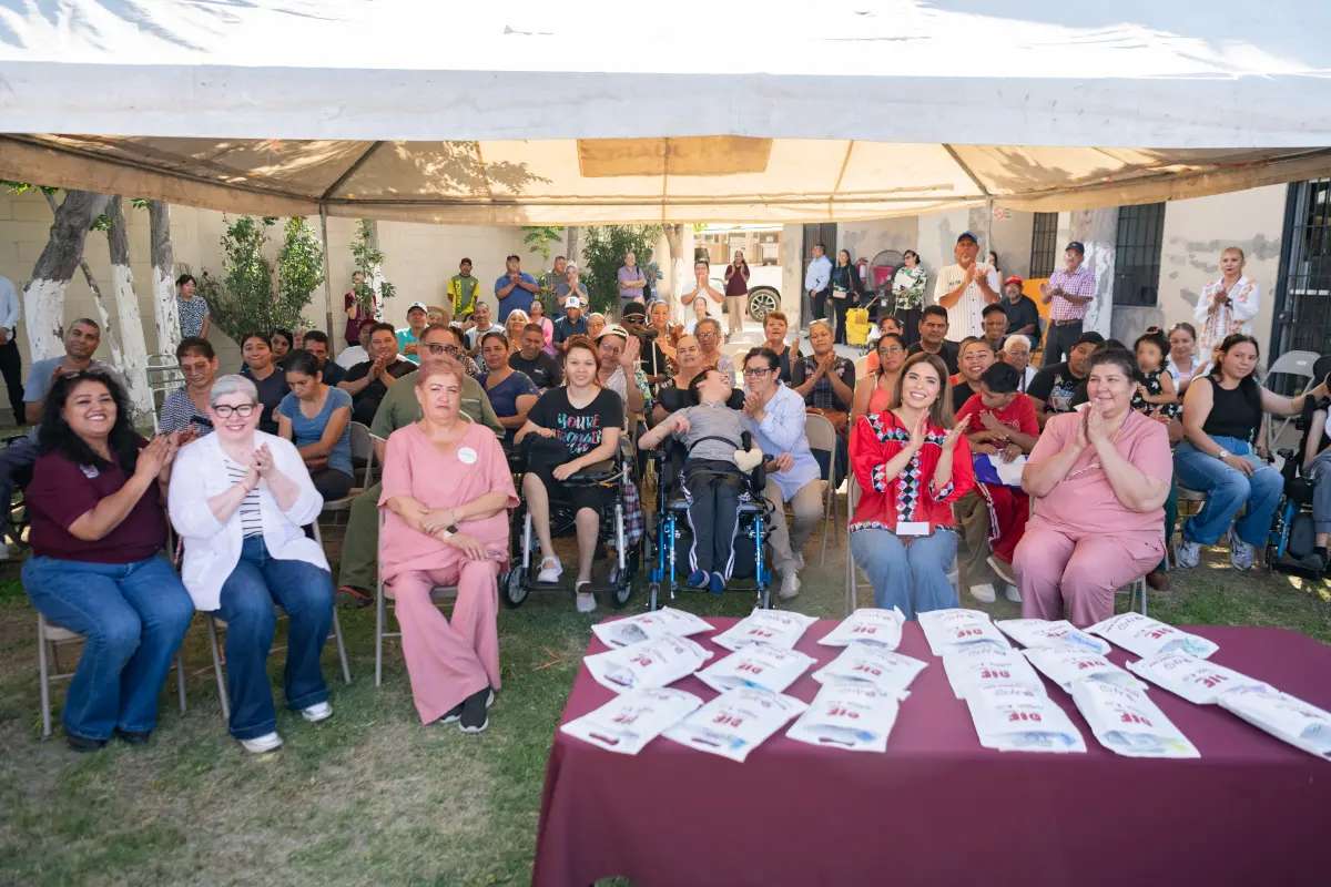 Entrega DIF municipal aparatos auditivos y sillas de ruedas