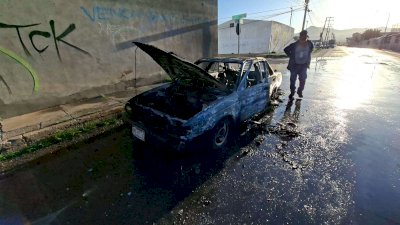 Se incendia vehículo luego de falla mecánica en la Mercurio 