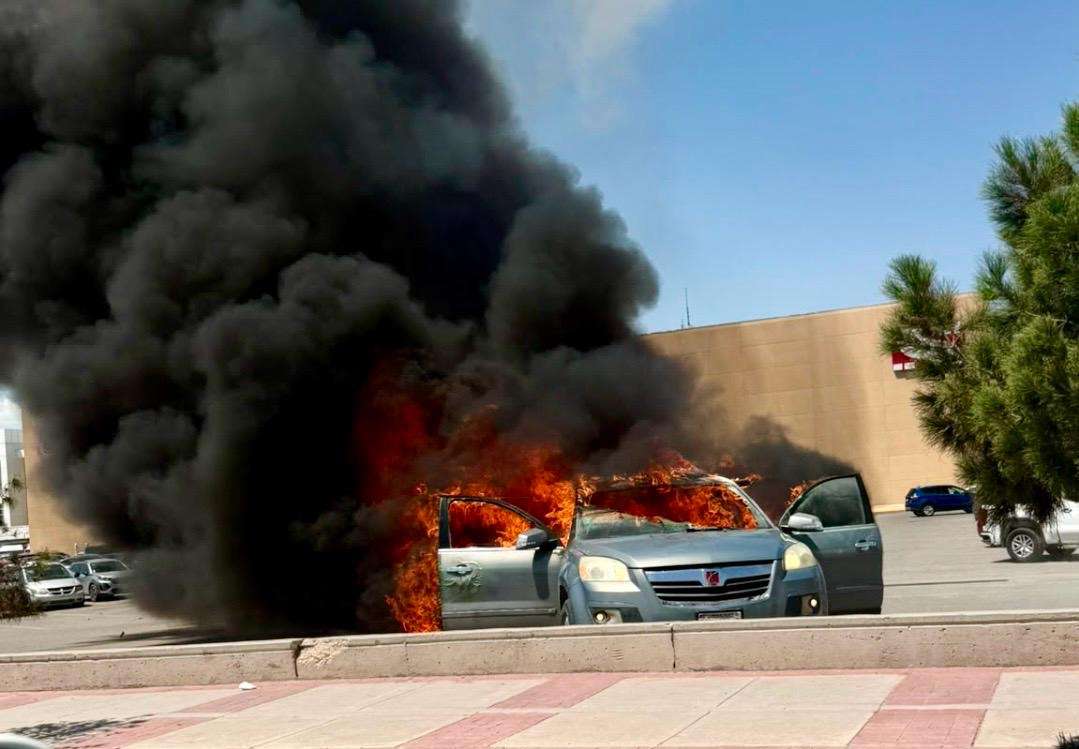 Se incendia camioneta en estacionamiento de Misiones; investigan las causas