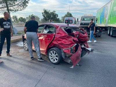 Deja fuerte choque dos heridos en vialidad Sacramento