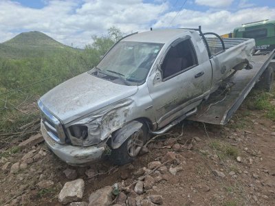 Embiste tráiler a pickup en la carretera a Delicias