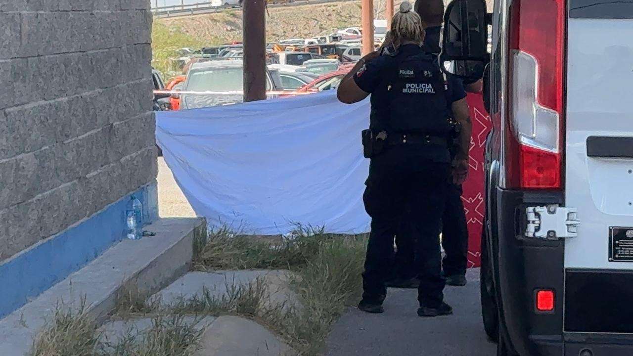 Muere niño tras quedar atrapado dentro de un auto en Los Kilómetros