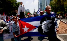 Marchan en Cdmx para exigir fin del bloqueo de EU contra Cuba