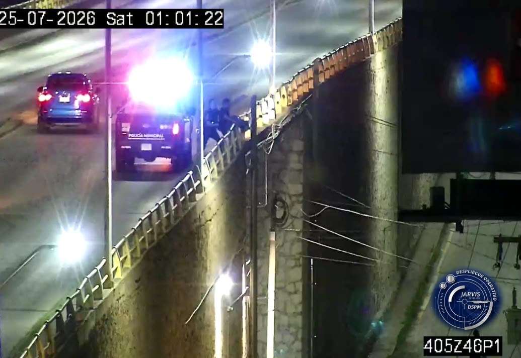 Evitan que transeúnte se arroje de puente en la Lealtad II