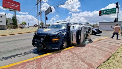 Vuelca camioneta luego de ser impactada por patrulla 