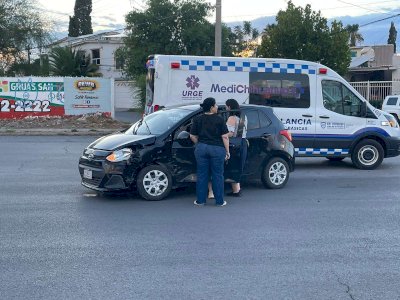 Deja fuerte choque a adulta mayor herida en Leones Universidad