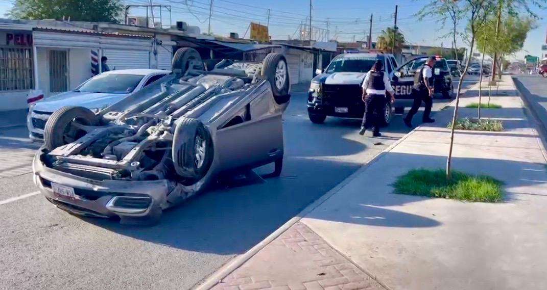 Registran choque y volcadura en la avenida de Los Aztecas sin lesionados