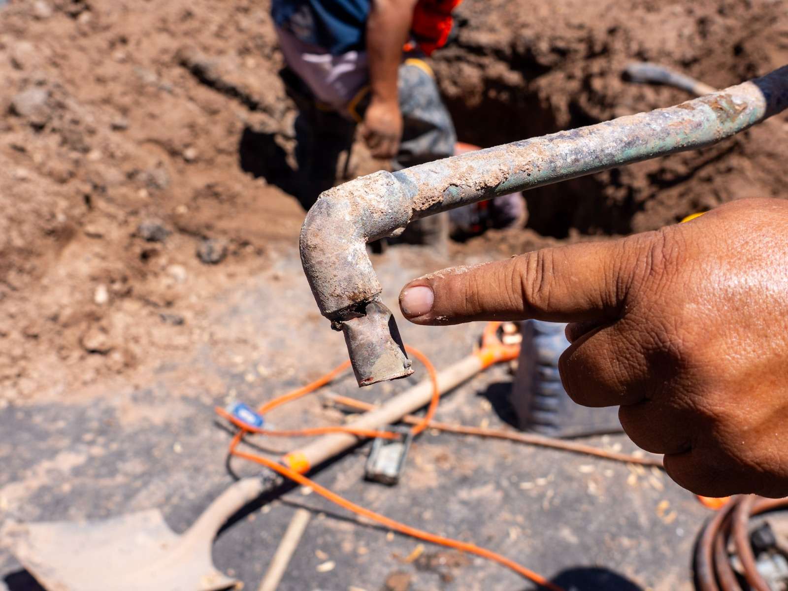 Reemplazan toma dañada para reparar fuga en la Plutarco 
