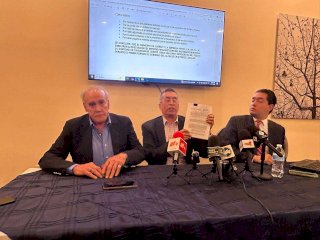 Denuncian a Cruz por peculado en contrato de barredoras por 105 mdp