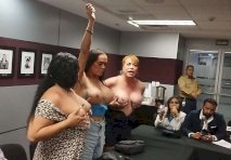 Se desnudan activistas trans durante protesta por discriminación 