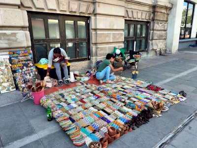 Trabajan artesanos del centro de la ciudad bajo el calor extremo 