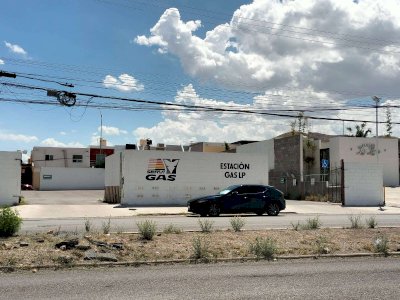 Trabajan empleados de gasera bajo calor extremo en Praderas del León