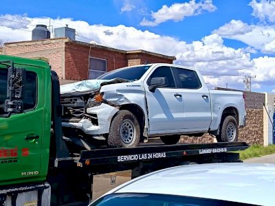 Choca agente de la FGE contra pick up en el Lombardo Toledano