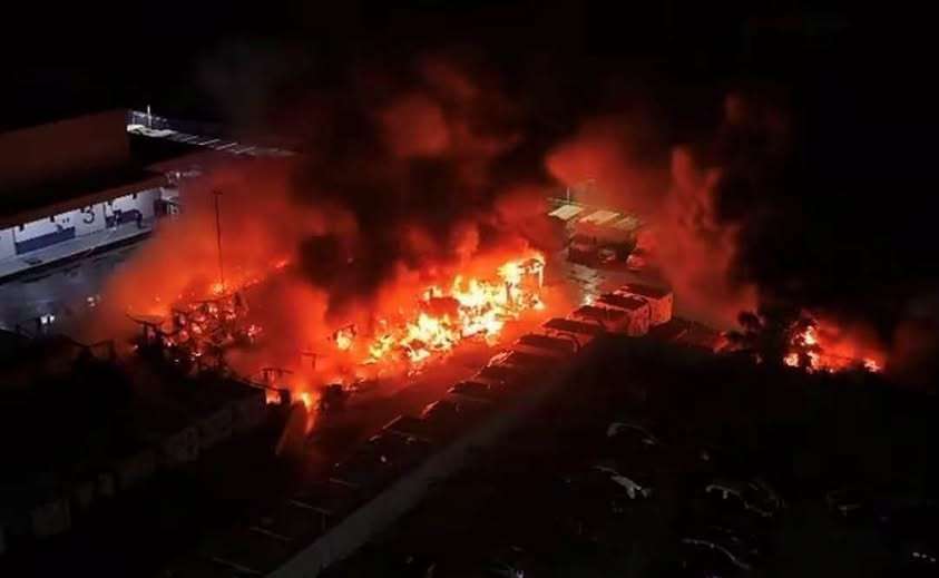 Incendio consume bodega de Pepsi con 50 camiones repartidores
