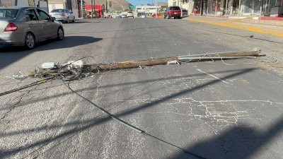 Derriba tráiler dos postes en la Niños Héroes; deja sin luz e internet