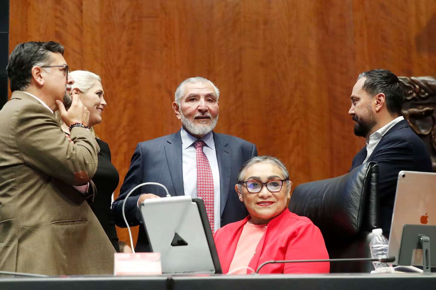 Reaparece Adán Augusto en el Senado; evita hablar sobre su visa