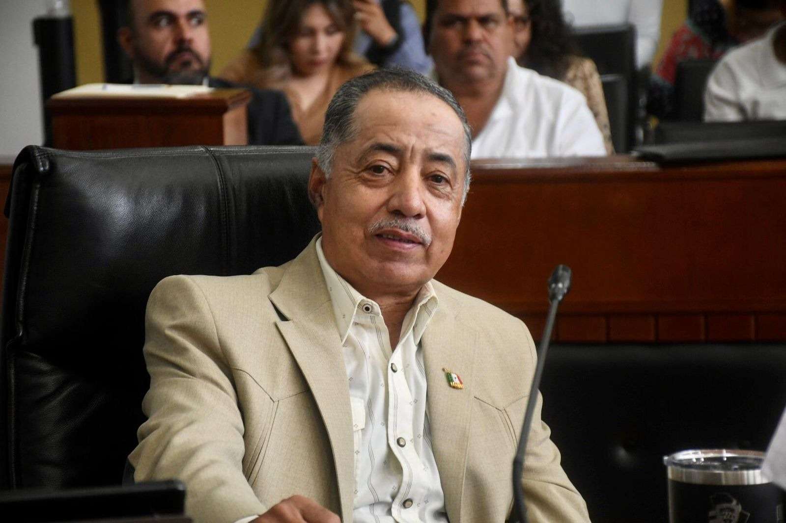 Acusa Arturo Zubía desmantelamiento de dependencias del campo