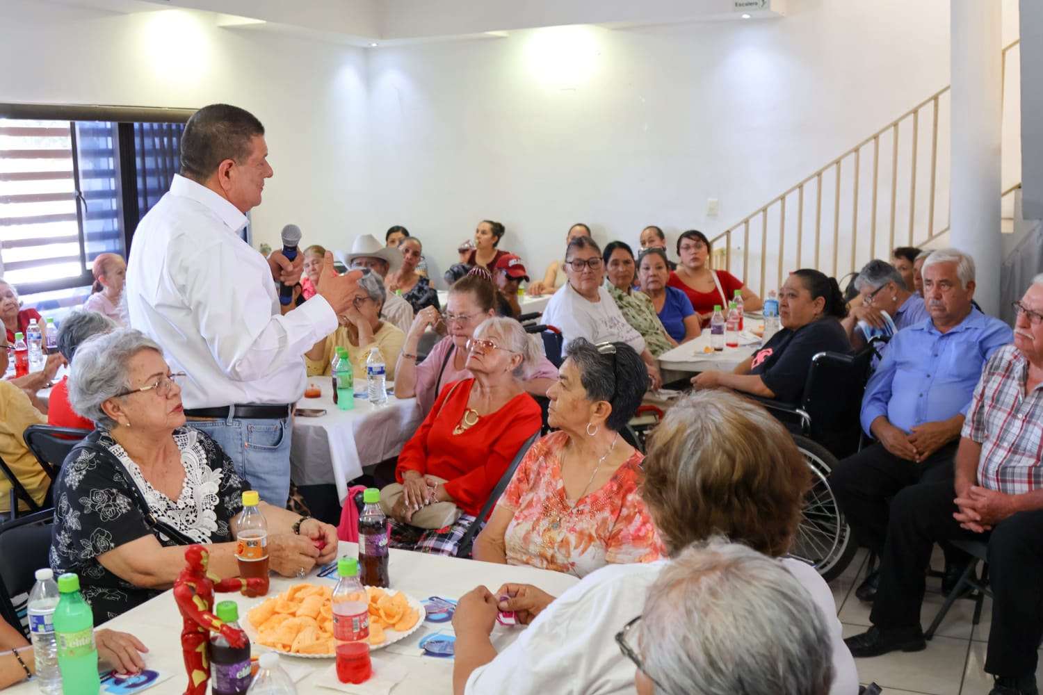Escucha César Jáuregui a vecinos de la colonia 2 de Octubre