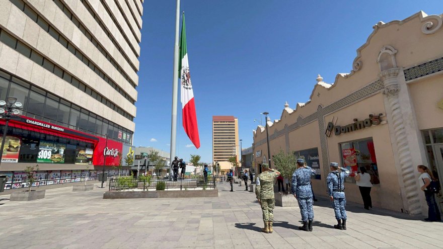 Rinden homenaje a Hidalgo con izamiento de bandera en el centro