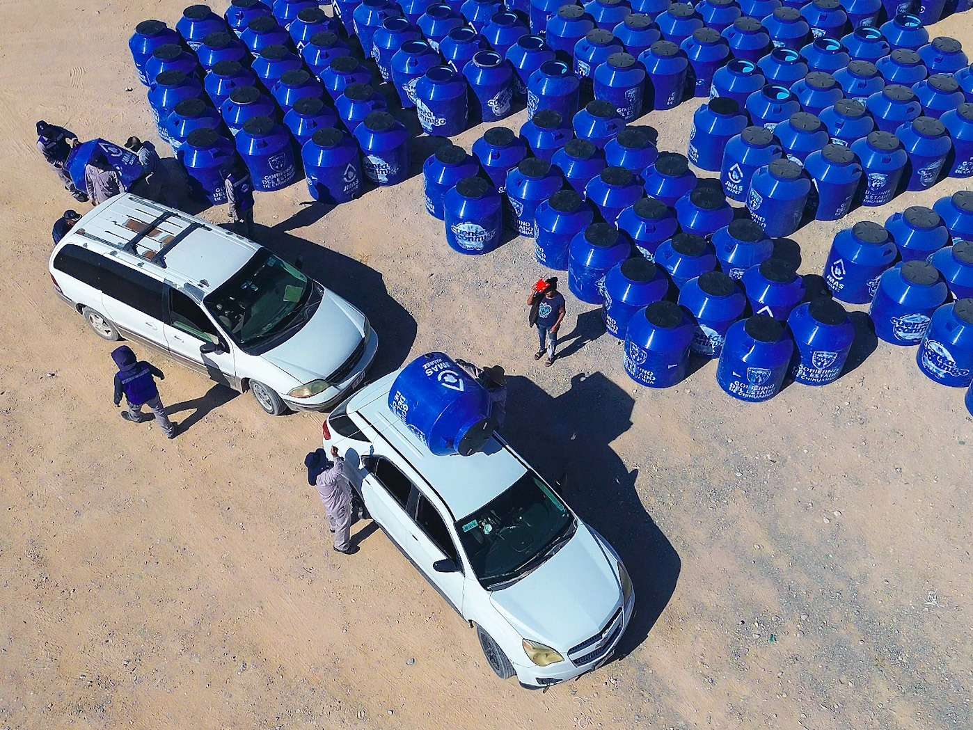 Entrega 500 tinacos más a las familias de Los Kilómetros