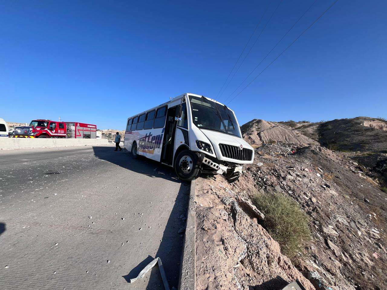 Chocan camión y camioneta en el Camino Real; hay 4 lesionados
