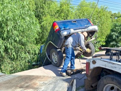 Cae pickup a canal en la colonia Martín López