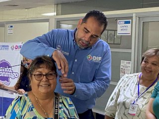Entrega DIF Estatal 368 aparatos auditivos y 56 lentes 