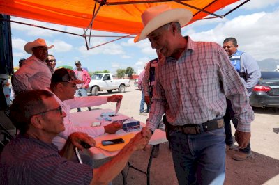 Encabeza Arturo Zubía entrega de fertilizante subsidiado en Camargo