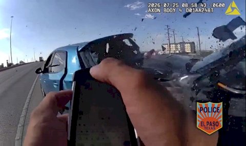 Casi arrolla conductor distraído a oficial vial en Texas