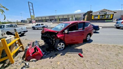 Acaba destrozada camioneta al ser impactada por unidad de Salud