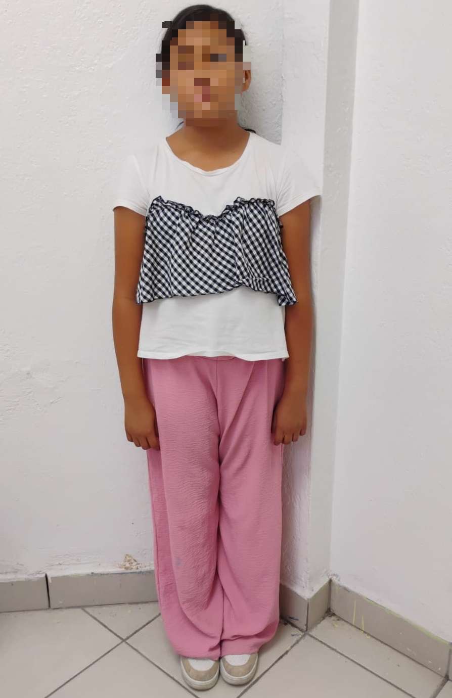 Piden apoyo para encontrar a familia de niña extraviada