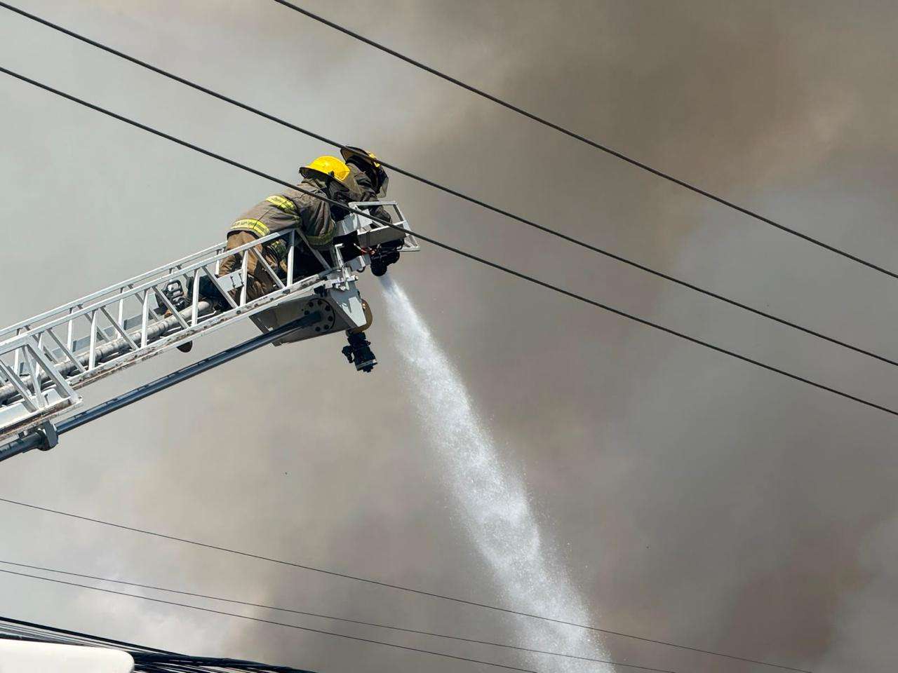 Consume incendio recicladora en la Ortíz Rubio; temen vecinos que fuego alcance viviendas
