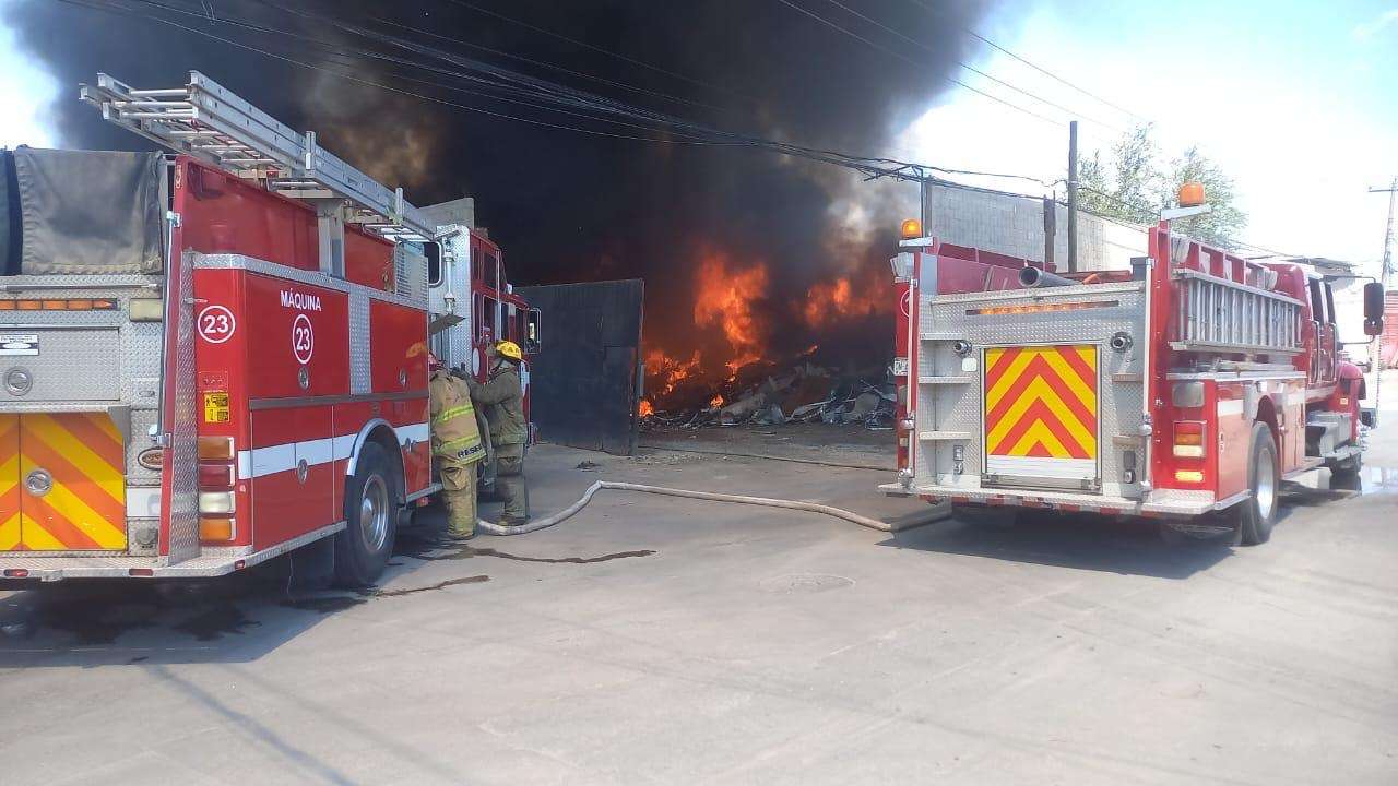 Controlan Bomberos incendio en recicladora
