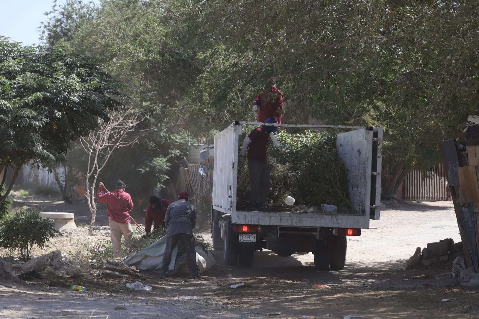 Advierten sobre riesgos de arrojar basura en arroyos