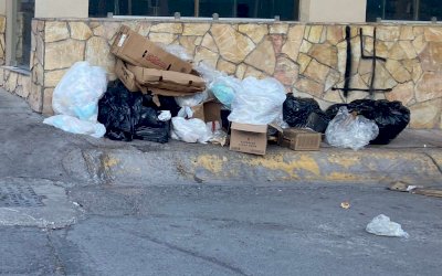 Persiste acumulación de basura en la avenida Juárez