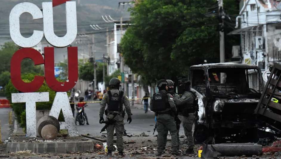 Deja explosión de auto bomba al menos 11 heridos en Colombia

