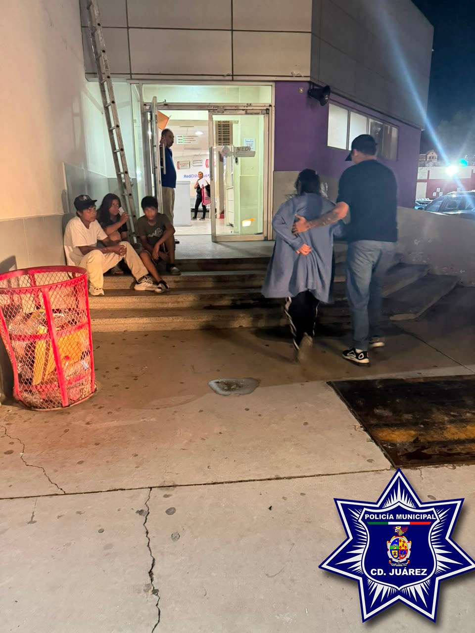 Escoltan policías a mujer en labor de parto