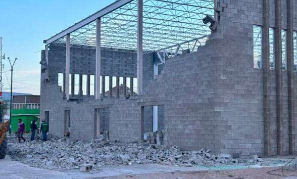 Cae estructura en obra del Deportivo Salvarcar