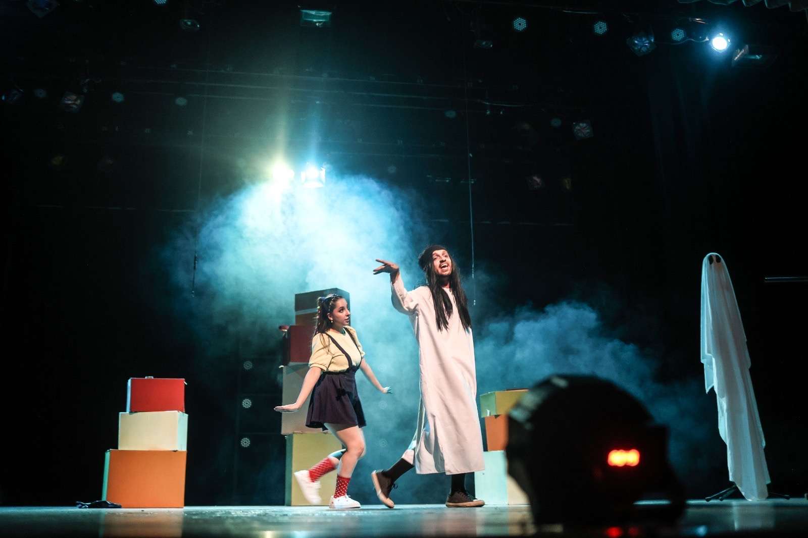 Cautiva Lucy, Bet y lo que hay allá al público en el Festival de Teatro