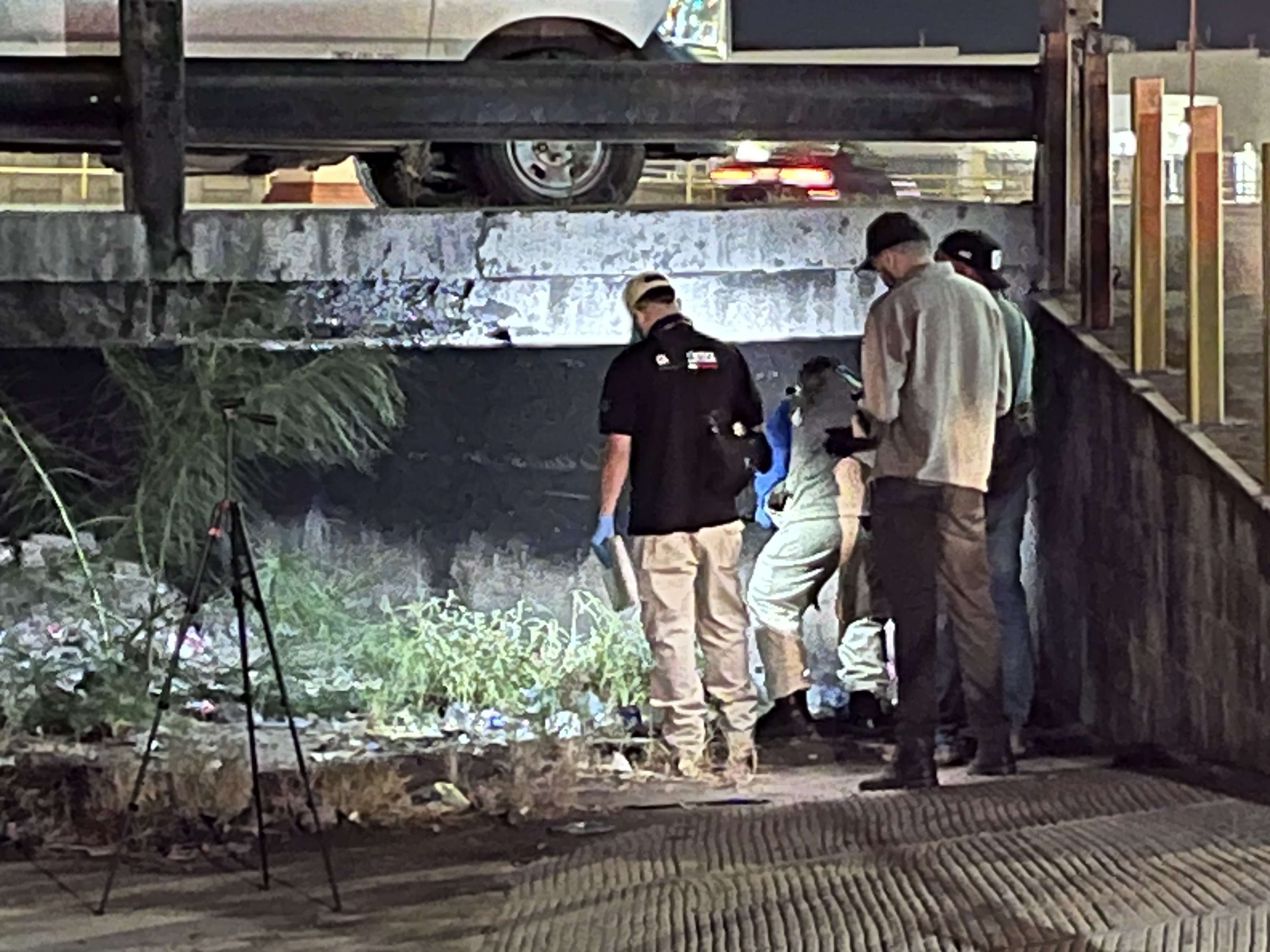 Mujer es asesinada a puñaladas; localizan su cuerpo bajo un puente
