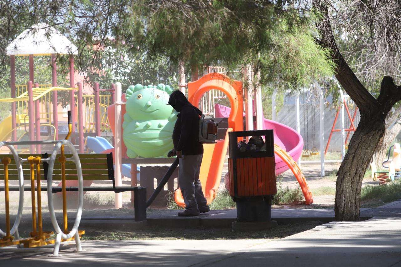 Mejoran condiciones de parques con limpieza y mantenimiento