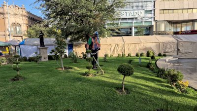 Realizan trabajos de mantenimiento en la Plaza de Armas